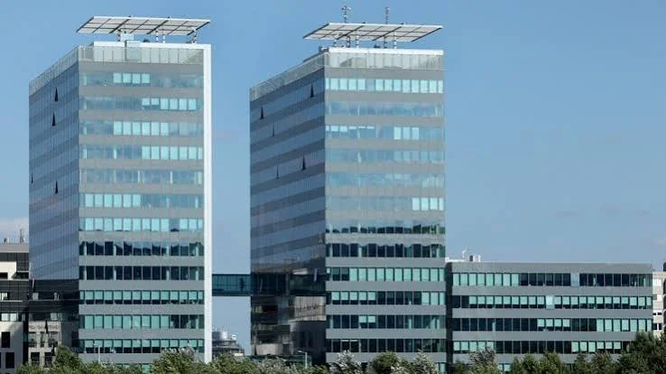 Duna Tower irodakomplexum Budapesten: két üveghomlokzatú toronyépület összekötő hídelemmel