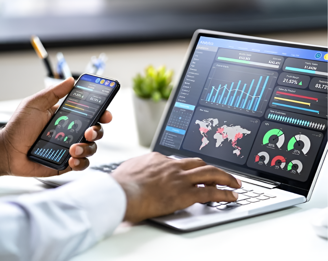Laptopon és mobilon megjelenő energiaadat-nézetek diagramokkal és térképpel — energy management és monitoring