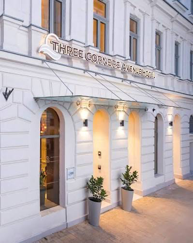 Three Corners Avenue Hotel budapesti homlokzata oszlopos bejárattal és üvegnapellenzővel