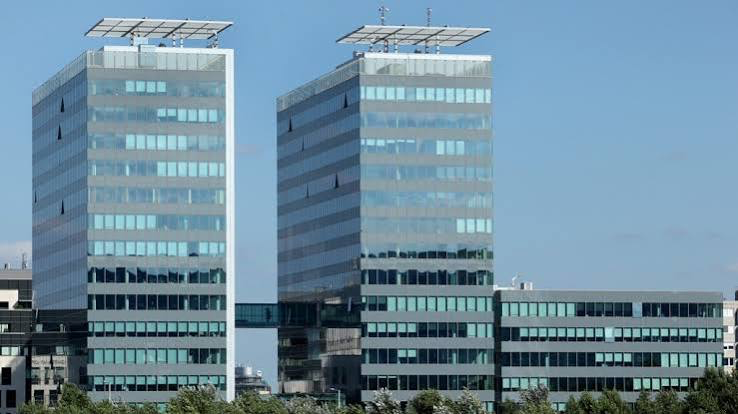 Duna Tower irodakomplexum Budapesten: két üveghomlokzatú toronyépület összekötő hídelemmel